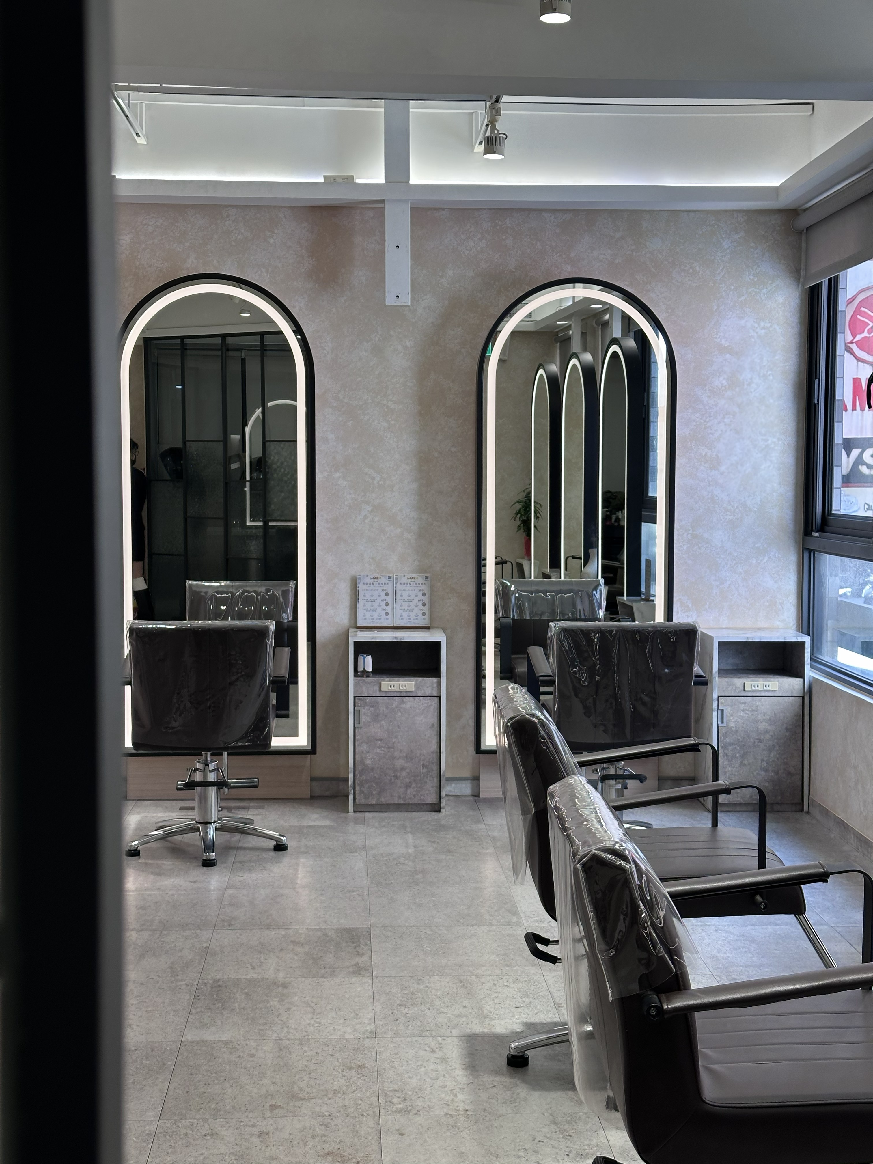 FaceColor 中和站店拱型發光鏡與獨立置物櫃